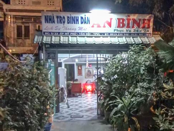 3 chân dài chiều quý ông trong nhà trọ bình dân