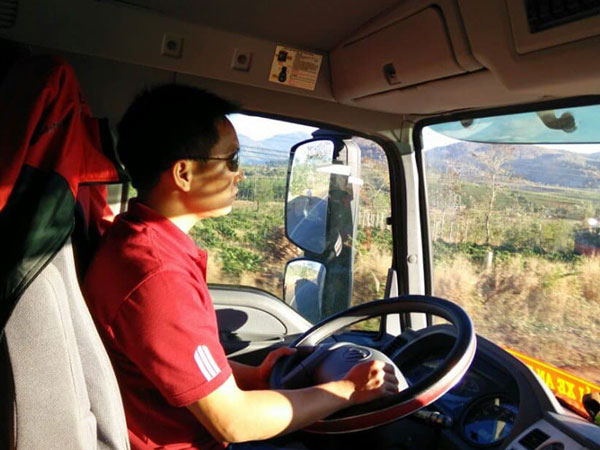 Vụ trộm dầu giữa ban ngày của chủ xe sang khiến tài xế ngỡ ngàng