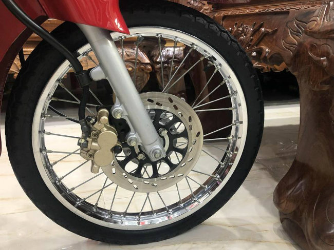 SỐC: Suzuki RGV120 đời 2002 thét giá 1 tỷ đồng tại Việt Nam