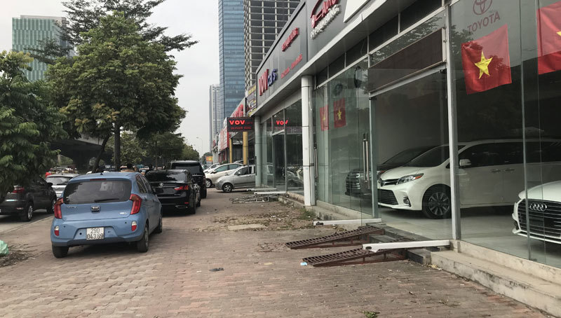 Ô tô cũ đắt hơn xe mới: Khắp chợ đìu hiu, dân buôn méo mặt