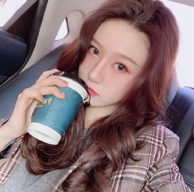 Hot girl 17 tuổi Trung Quốc để lộ nhan sắc thật như... 27 tuổi khiến cư dân mạng ngã ngửa