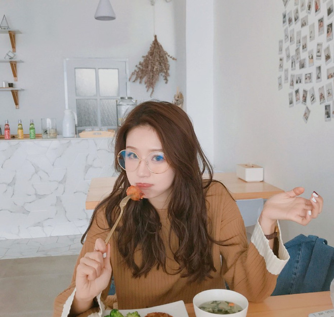 Hot girl 17 tuổi Trung Quốc để lộ nhan sắc thật như... 27 tuổi khiến cư dân mạng ngã ngửa