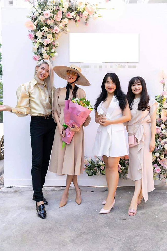 Lan Khuê tiếp tục để lộ vòng 2 nhô cao bất thường sau khi ông xã úp mở về thành viên mới