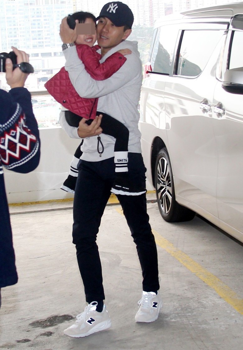 Lưu Khải Uy ôm chặt con gái trước sự săn đuổi của paparazzi, có phản ứng như sau khi bị hỏi dồn về Dương Mịch