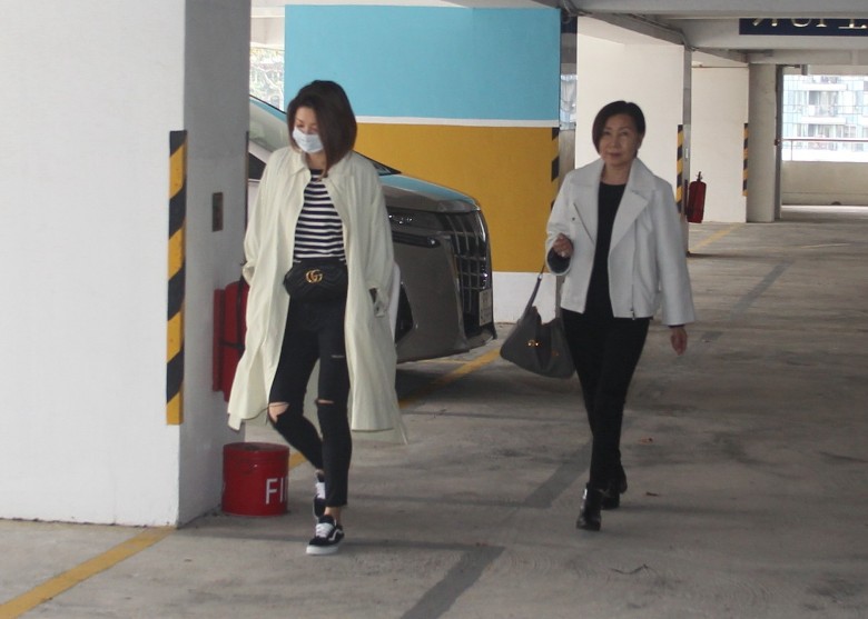 Lưu Khải Uy ôm chặt con gái trước sự săn đuổi của paparazzi, có phản ứng như sau khi bị hỏi dồn về Dương Mịch