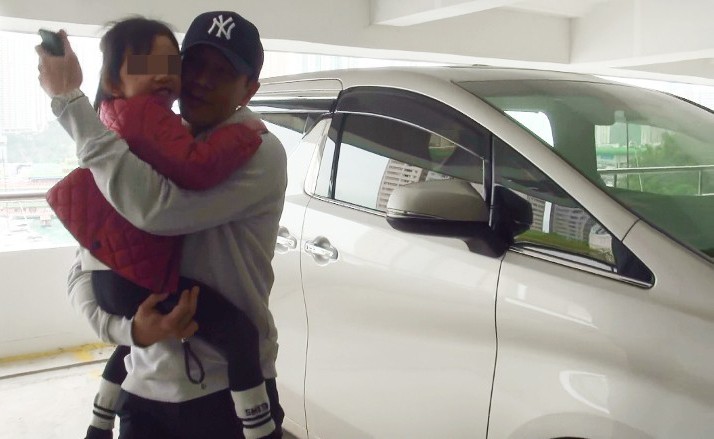 Lưu Khải Uy ôm chặt con gái trước sự săn đuổi của paparazzi, có phản ứng như sau khi bị hỏi dồn về Dương Mịch