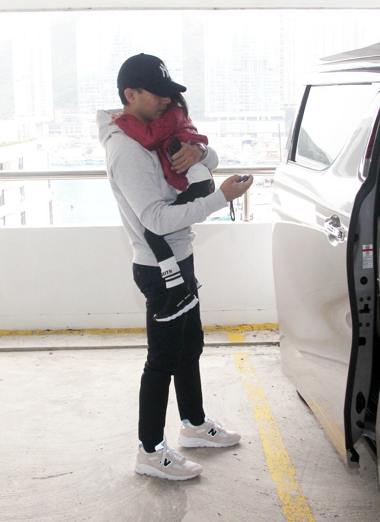 Lưu Khải Uy ôm chặt con gái trước sự săn đuổi của paparazzi, có phản ứng như sau khi bị hỏi dồn về Dương Mịch