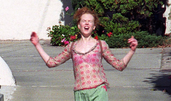 Hình ảnh Nicole Kidman hạnh phúc khi hoàn tất thủ tục li dị với Tom Cruise vào 17 năm trước bất ngờ gây bão