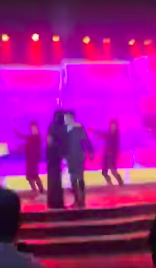 Khẳng định Noo Phước Thịnh là người quan trọng trong đời, Mai Phương Thúy lên tận sân khấu ôm tình cũ khi đang hát