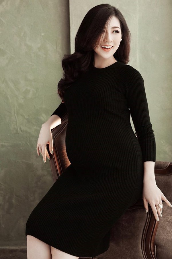 Mẹ ruột Á hậu Tú Anh bất ngờ viết status xin lỗi sau khi con gái công khai chuyện sinh con