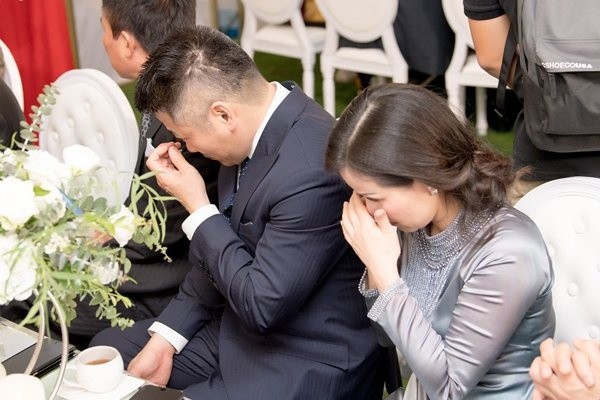 Mẹ ruột Á hậu Tú Anh bất ngờ viết status xin lỗi sau khi con gái công khai chuyện sinh con