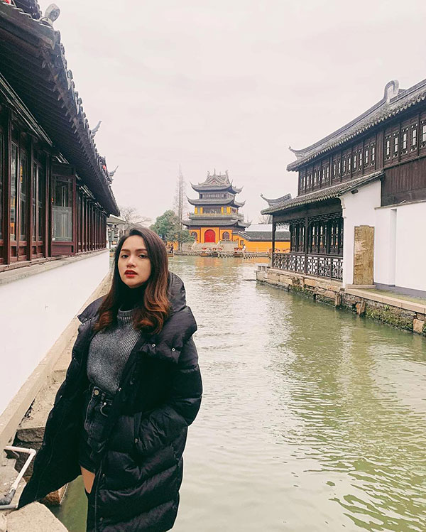 Cùng 1 chiếc áo phao và đôi boots, Hương Giang thể hiện trình mix&match; thượng thặng khi tạo nên 3 set đồ siêu phong cách Cùng 1 chiếc áo phao và đôi boots, Hương Giang thể hiện trình mix&match; thượng thặng khi tạo nên 3 set đồ siêu phong cách