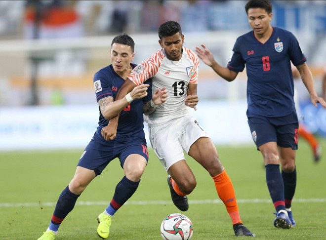 Đội trưởng Thái Lan xin lỗi cổ động viên sau trận thua đậm ở Asian Cup