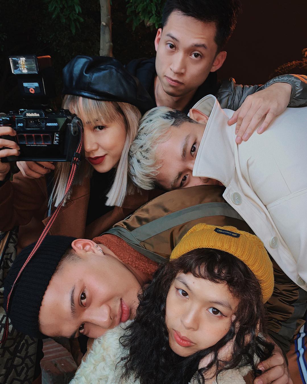 Được hội hotgirl tích cực lăng xê, đầu chồng đầu sắp thành trend chụp ảnh nhóm mới?