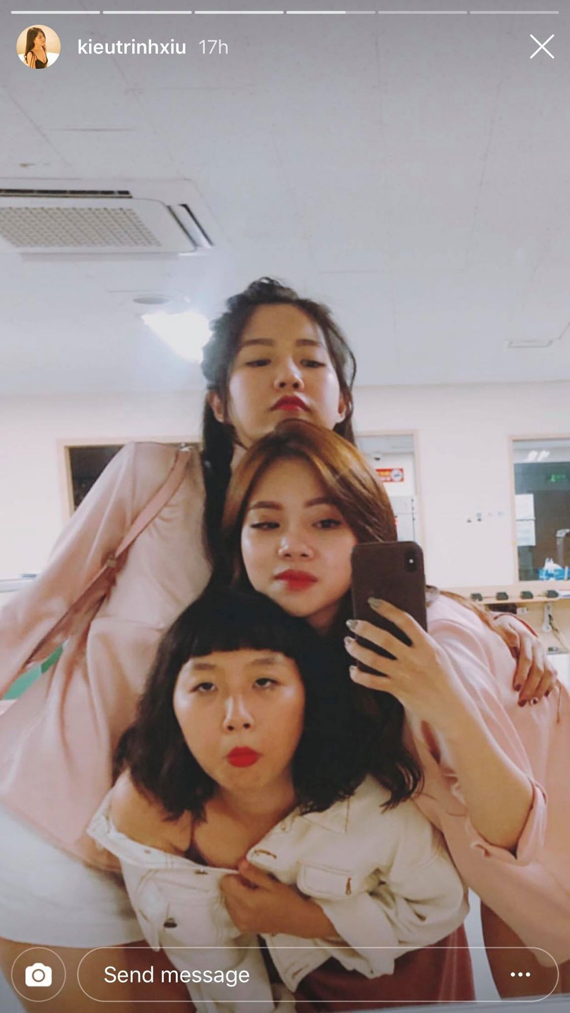 Được hội hotgirl tích cực lăng xê, đầu chồng đầu sắp thành trend chụp ảnh nhóm mới?