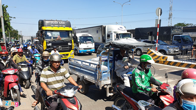 Tài xế dừng ôtô hơn 4 giờ phản đối thu phí ở BOT An Sương - An Lạc