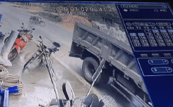 Video: Người đàn ông chạy xe máy và 1 giây thay đổi vận mệnh cuộc đời