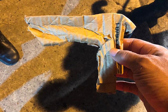 Vụ cướp hài hước nhất năm: Mang theo súng giấy, gã tội phạm gặp đúng nữ võ sĩ chuyên nghiệp và phải gọi cảnh sát đến cứu