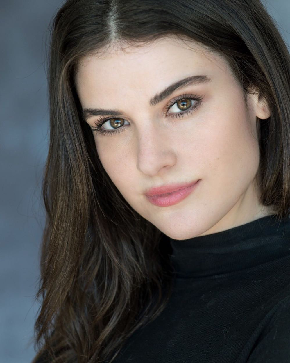 Cô gái bê nước nổi bật giữa dàn sao Hollywood tại Quả cầu vàng là ai?