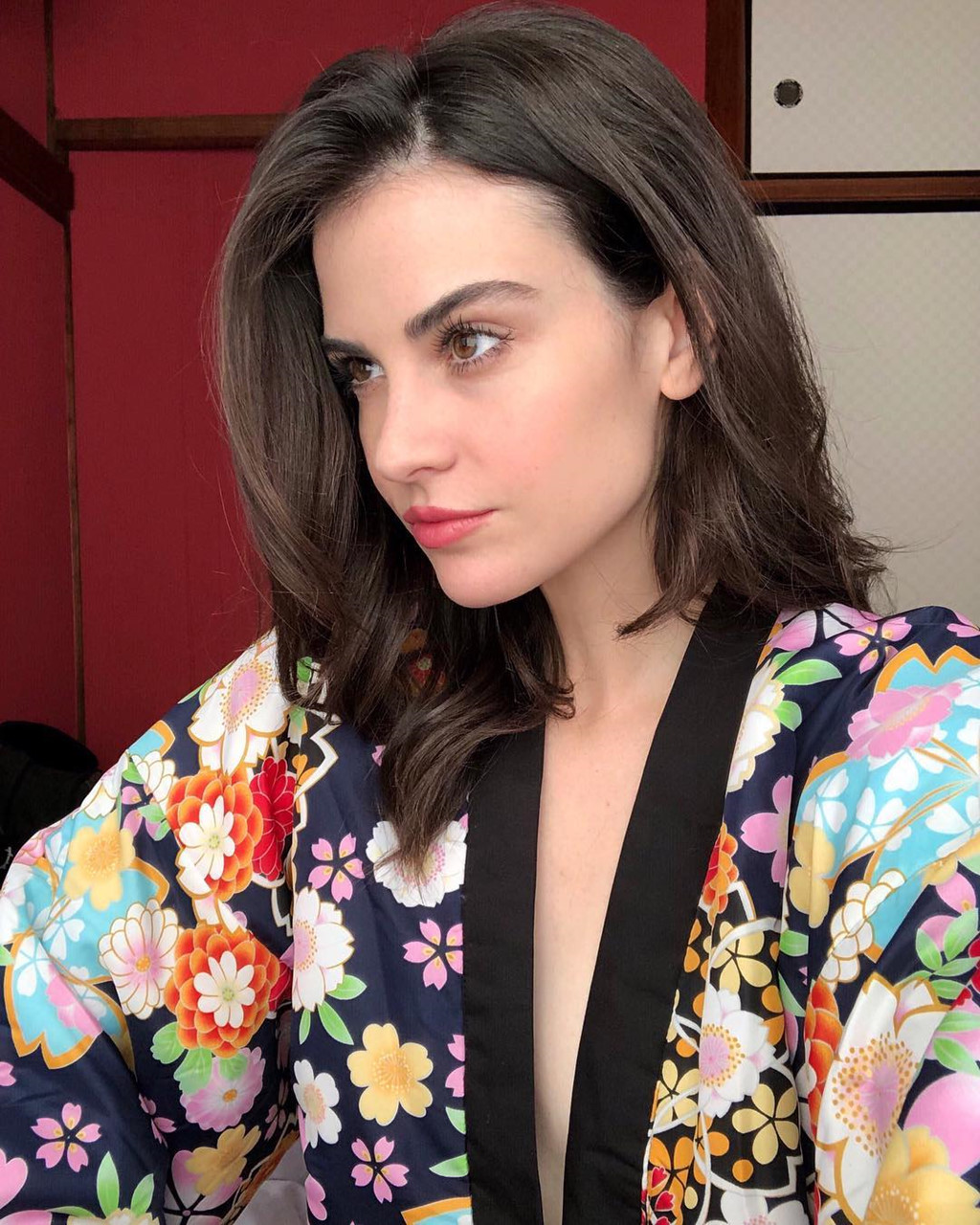 Cô gái bê nước nổi bật giữa dàn sao Hollywood tại Quả cầu vàng là ai?