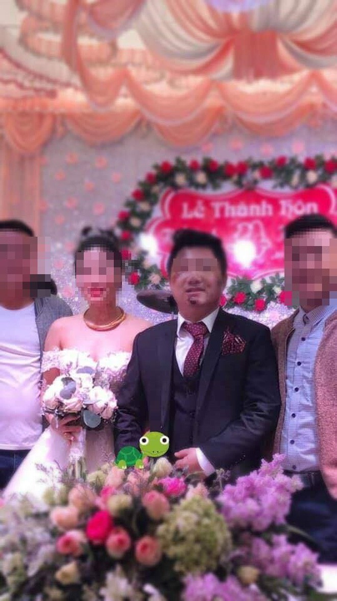 Thần thái ngời ngời đứng bên cô dâu trong ngày cưới, chú rể lại khiến quan khách phải thắc mắc vì lí do này...