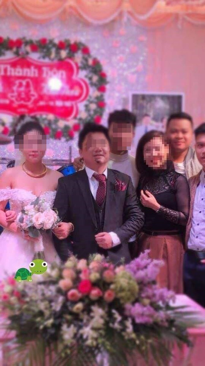 Thần thái ngời ngời đứng bên cô dâu trong ngày cưới, chú rể lại khiến quan khách phải thắc mắc vì lí do này...