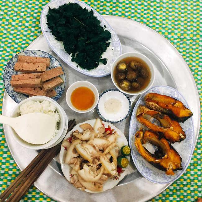 Một tay ôm con, một tay làm bữa, mẹ trẻ nhận được vô số lời khen của cư dân mạng với mâm cơm ngon lành