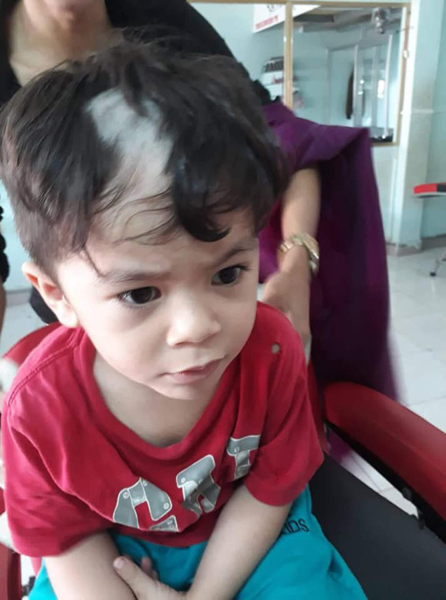 Nghịch ngợm trộm tông đơ của ông ngoại rồi tự tay xuống tóc mình, soái ca nhí bị mẹ ruột dìm hàng không thương tiếc Nghịch ngợm trộm tông đơ của ông ngoại rồi tự tay xuống tóc mình, soái ca nhí bị mẹ ruột dìm hàng không thương tiếc