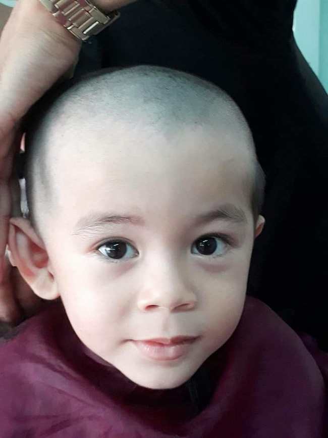 Nghịch ngợm trộm tông đơ của ông ngoại rồi tự tay xuống tóc mình, soái ca nhí bị mẹ ruột dìm hàng không thương tiếc Nghịch ngợm trộm tông đơ của ông ngoại rồi tự tay xuống tóc mình, soái ca nhí bị mẹ ruột dìm hàng không thương tiếc