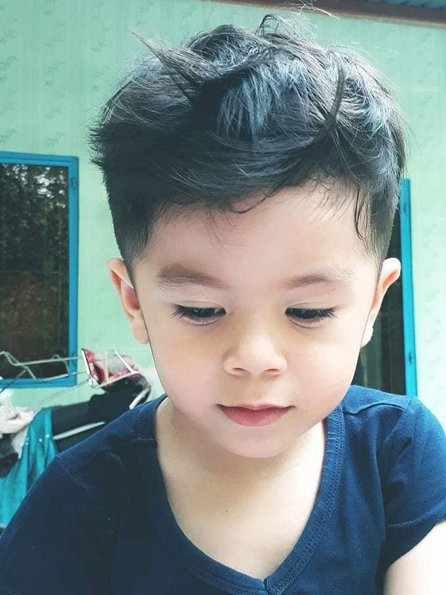 Nghịch ngợm trộm tông đơ của ông ngoại rồi tự tay xuống tóc mình, soái ca nhí bị mẹ ruột dìm hàng không thương tiếc Nghịch ngợm trộm tông đơ của ông ngoại rồi tự tay xuống tóc mình, soái ca nhí bị mẹ ruột dìm hàng không thương tiếc