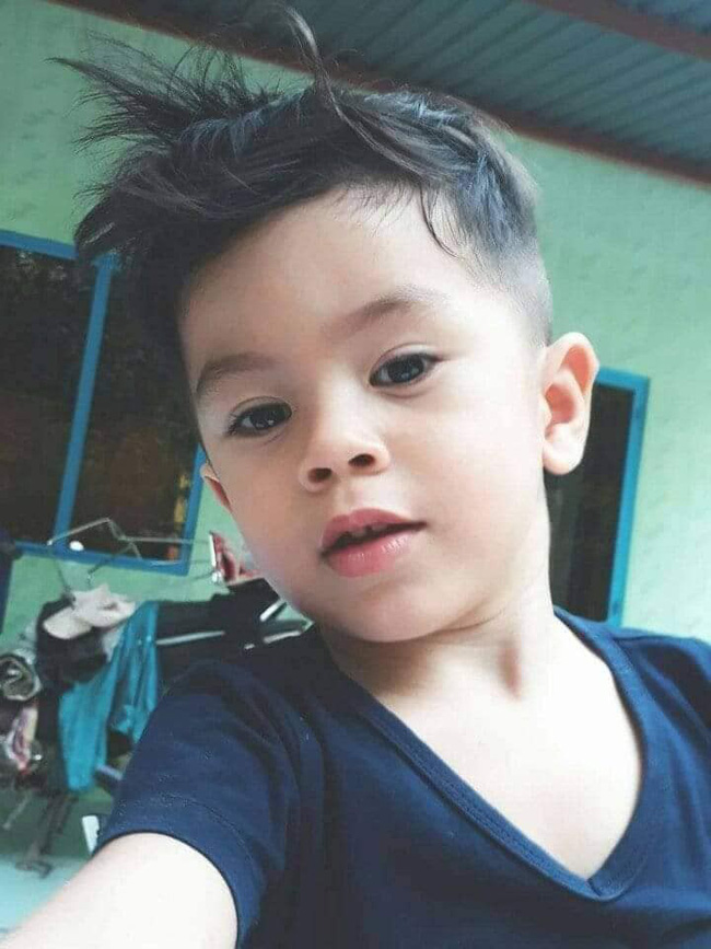 Nghịch ngợm trộm tông đơ của ông ngoại rồi tự tay xuống tóc mình, soái ca nhí bị mẹ ruột dìm hàng không thương tiếc Nghịch ngợm trộm tông đơ của ông ngoại rồi tự tay xuống tóc mình, soái ca nhí bị mẹ ruột dìm hàng không thương tiếc