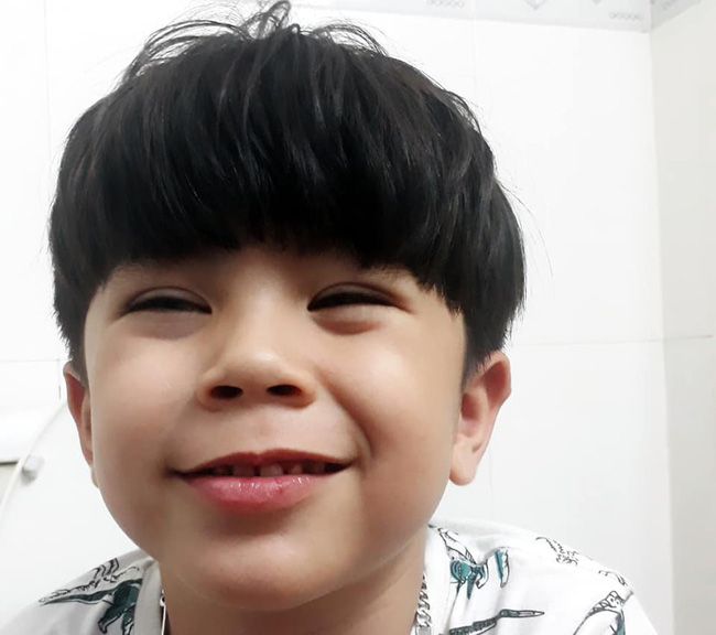 Nghịch ngợm trộm tông đơ của ông ngoại rồi tự tay xuống tóc mình, soái ca nhí bị mẹ ruột dìm hàng không thương tiếc Nghịch ngợm trộm tông đơ của ông ngoại rồi tự tay xuống tóc mình, soái ca nhí bị mẹ ruột dìm hàng không thương tiếc