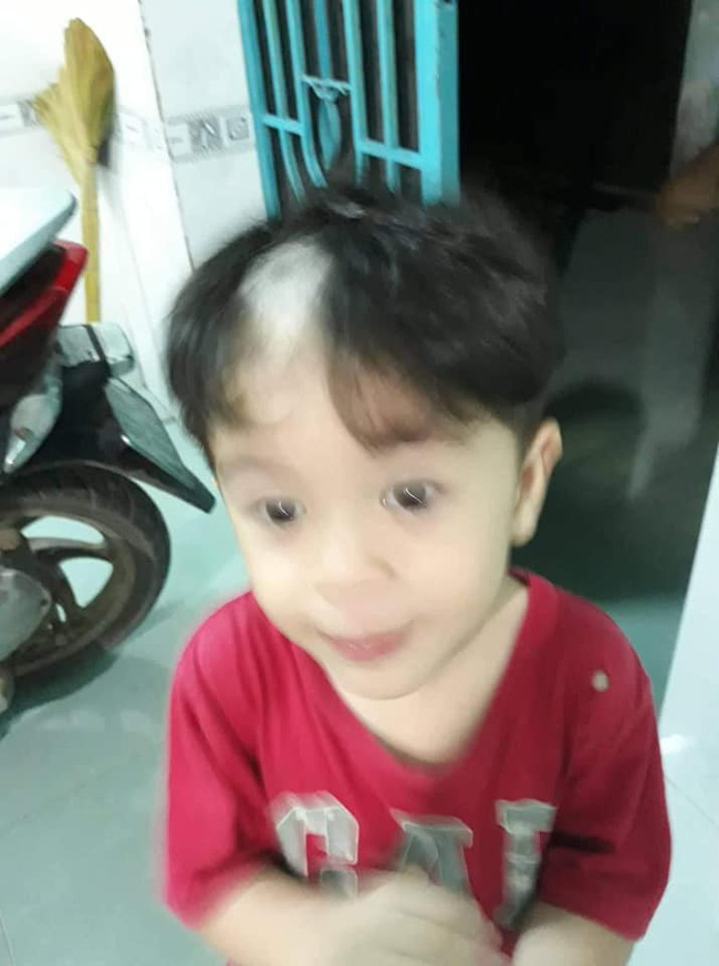 Nghịch ngợm trộm tông đơ của ông ngoại rồi tự tay xuống tóc mình, soái ca nhí bị mẹ ruột dìm hàng không thương tiếc Nghịch ngợm trộm tông đơ của ông ngoại rồi tự tay xuống tóc mình, soái ca nhí bị mẹ ruột dìm hàng không thương tiếc