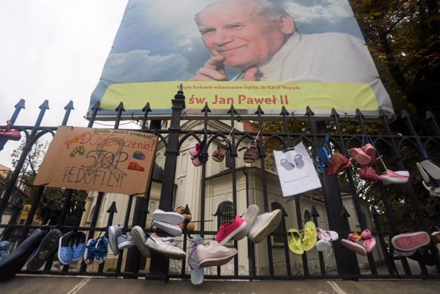 Chúng tôi là phù thủy - bê bối giáo sĩ xâm hại trẻ em gái ở Ba Lan