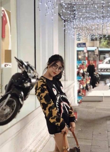 Lên mạng nhờ dắt xe ra khỏi bức ảnh cho sang chảnh, cô gái trẻ được du lịch từ châu Âu đến chuồng lợn...