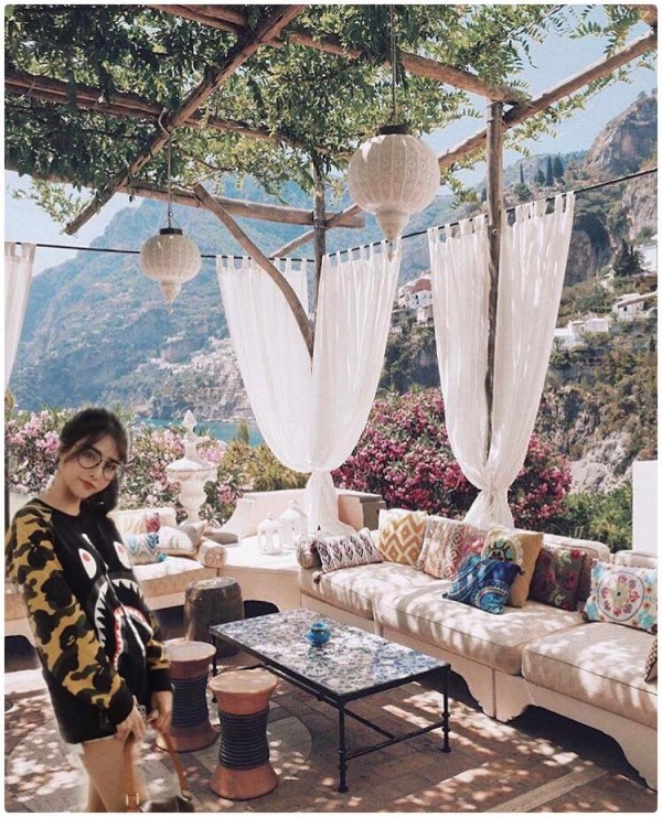 Lên mạng nhờ dắt xe ra khỏi bức ảnh cho sang chảnh, cô gái trẻ được du lịch từ châu Âu đến chuồng lợn...