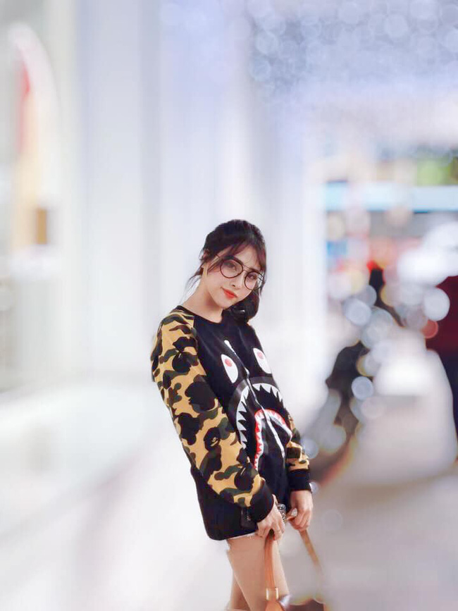 Lên mạng nhờ dắt xe ra khỏi bức ảnh cho sang chảnh, cô gái trẻ được du lịch từ châu Âu đến chuồng lợn...