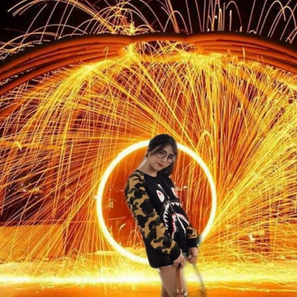 Lên mạng nhờ dắt xe ra khỏi bức ảnh cho sang chảnh, cô gái trẻ được du lịch từ châu Âu đến chuồng lợn...