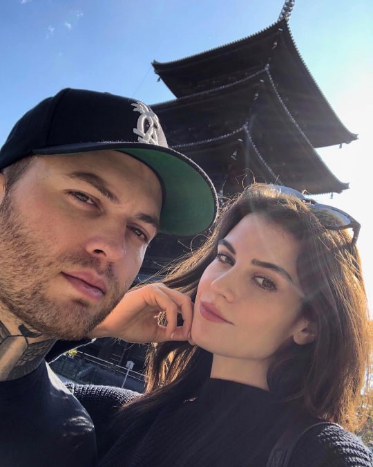 Cô gái bưng nước quá xinh đẹp, chiếm hết spotlight của sao Hollywood, gây sốt Quả Cầu Vàng 2019