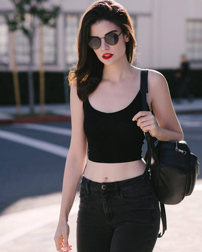 Cô gái bưng nước quá xinh đẹp, chiếm hết spotlight của sao Hollywood, gây sốt Quả Cầu Vàng 2019