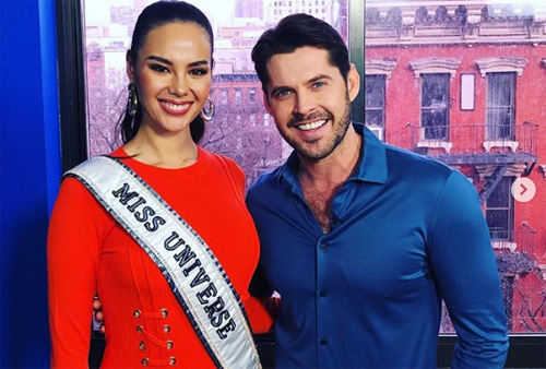 Catriona Gray giới thiệu cú xoay cổ nổi tiếng với MC Mỹ