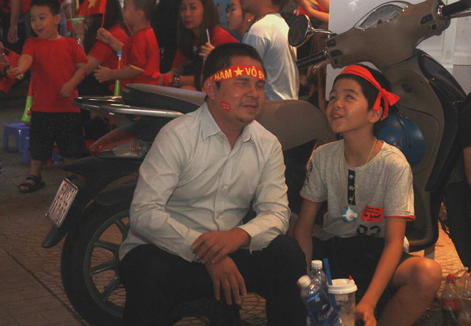 Cậu bé vùng cao ngủ gật và loạt ảnh khiến bạn rơi nước mắt