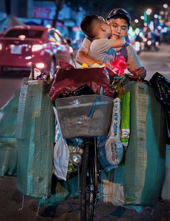 Cậu bé vùng cao ngủ gật và loạt ảnh khiến bạn rơi nước mắt