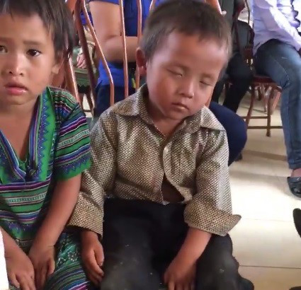 Cậu bé vùng cao ngủ gật và loạt ảnh khiến bạn rơi nước mắt