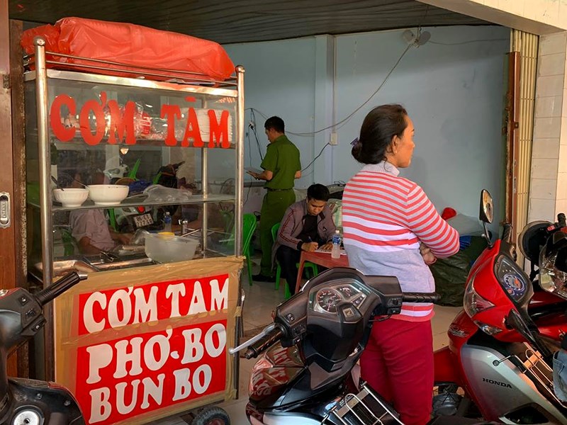 6 thanh niên chặt tay con nợ giữa chợ ở Phan Thiết