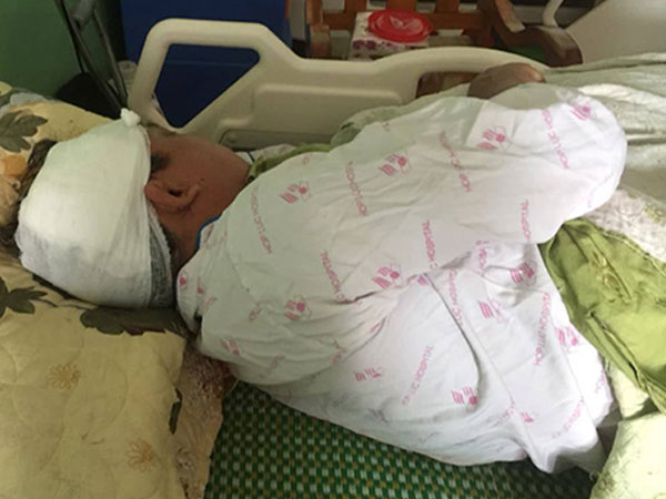 Ông lão bị 6 côn đồ xông vào nhà truy sát