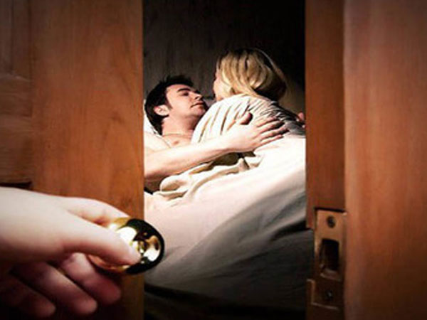 Nữ giúp việc đắc thắng sau khi vợ ôm con về nhà ngoại