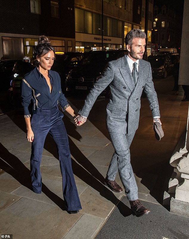 Vợ chồng Beckham nắm chặt tay để chứng minh vẫn hạnh phúc, nhưng biểu cảm của Vic lại gây phản tác dụng Vợ chồng Beckham nắm chặt tay để chứng minh vẫn hạnh phúc, nhưng biểu cảm của Vic lại gây phản tác dụng