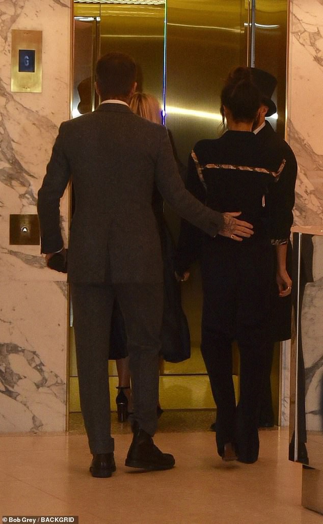 Vợ chồng Beckham nắm chặt tay để chứng minh vẫn hạnh phúc, nhưng biểu cảm của Vic lại gây phản tác dụng