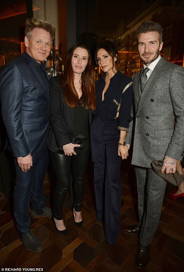 Vợ chồng Beckham nắm chặt tay để chứng minh vẫn hạnh phúc, nhưng biểu cảm của Vic lại gây phản tác dụng